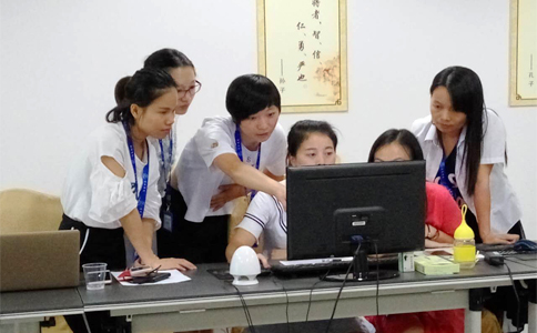  美女們互相交流學(xué)習(xí)，氣氛有點嚴(yán)肅啊